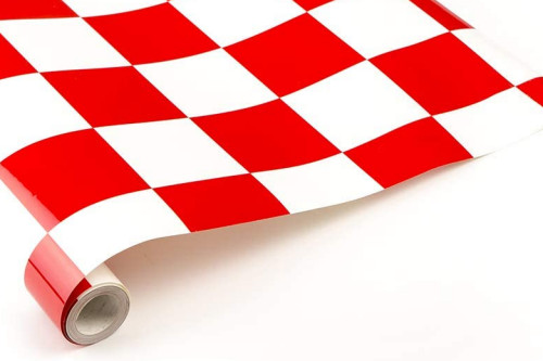 Chequered heat shrinkable polyester film